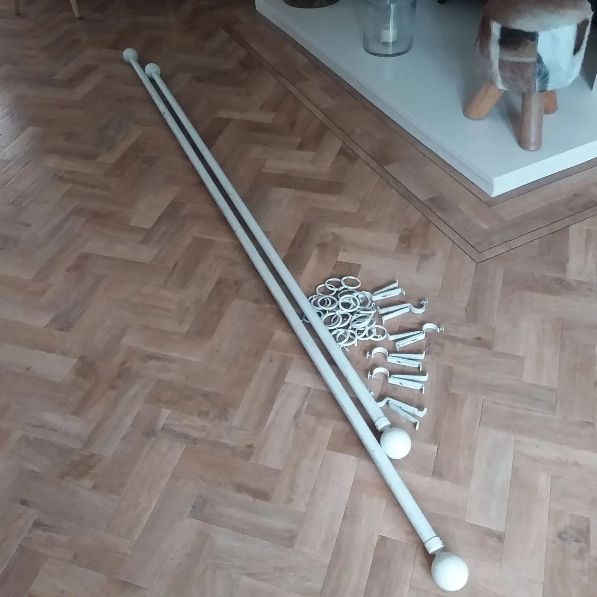 2 x Antique Cream Metal Curtain Poles - Image 1