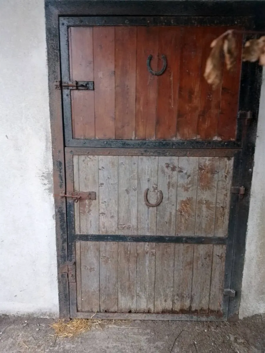 Stables roof and doors - Image 4