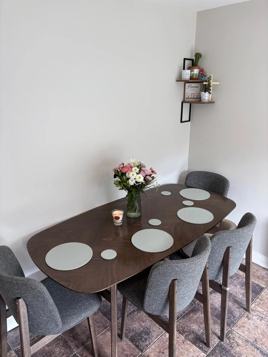 Dinner table plus 4 chairs. - Image 3