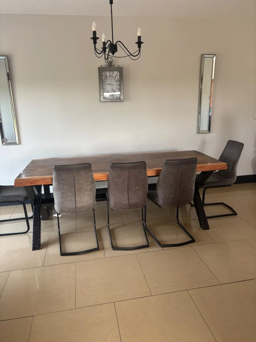 Table and chairs - Image 1