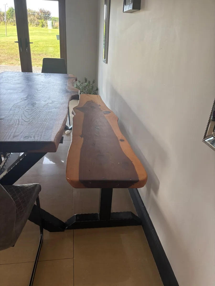 Table and chairs - Image 2