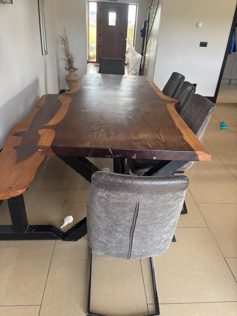 Table and chairs - Image 3