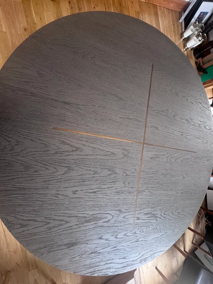 Mindy Browns Round table seats 6 comfortably - Image 4
