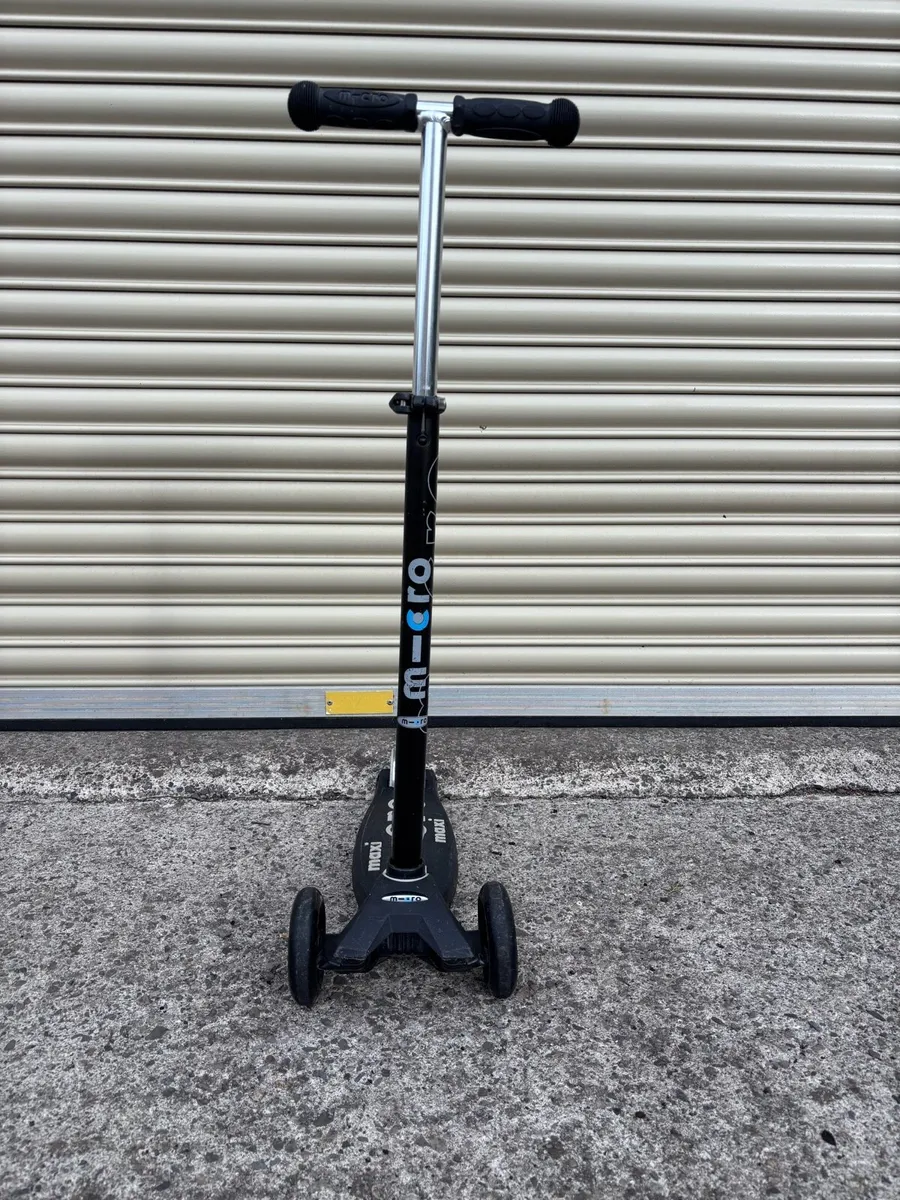 Maxi Micro Deluxe Scooter - Image 1