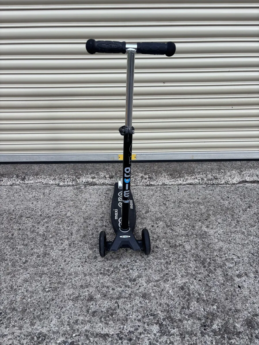 Maxi Micro Deluxe Scooter - Image 2