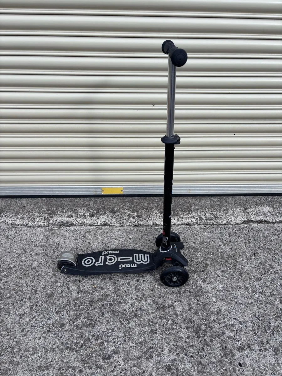 Maxi Micro Deluxe Scooter - Image 4