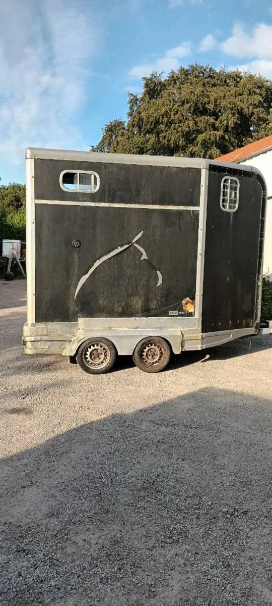 Horse box - Image 1