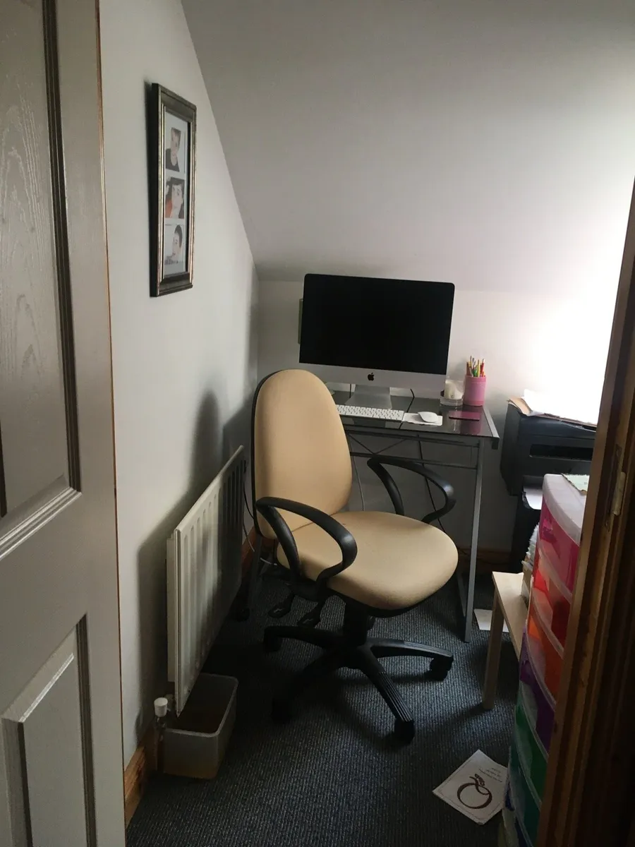 Stylish home office desk - Image 1