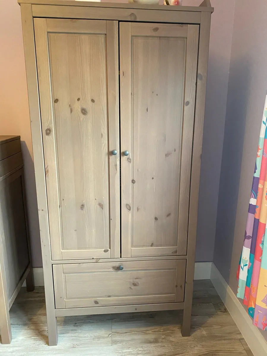 Kid's wardrobe - Image 1