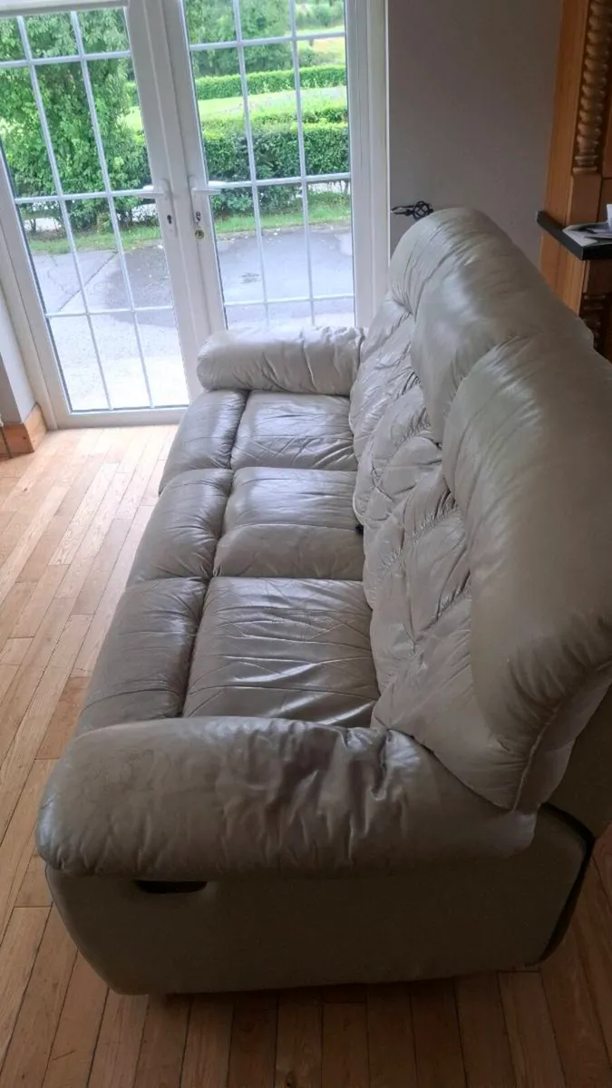 Cream Leather 2 and 3 seat recliner couch - Image 4
