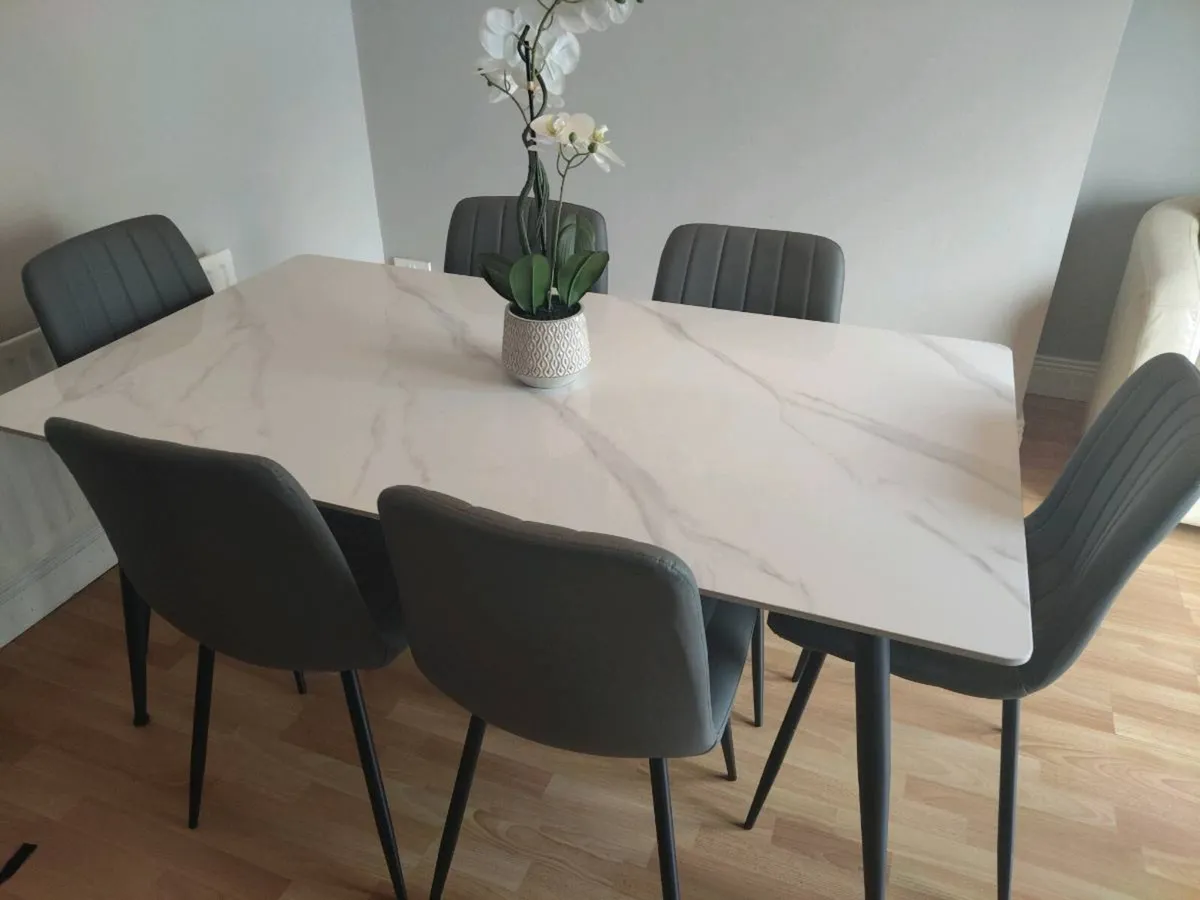 Kitchen table and chairs - Image 1