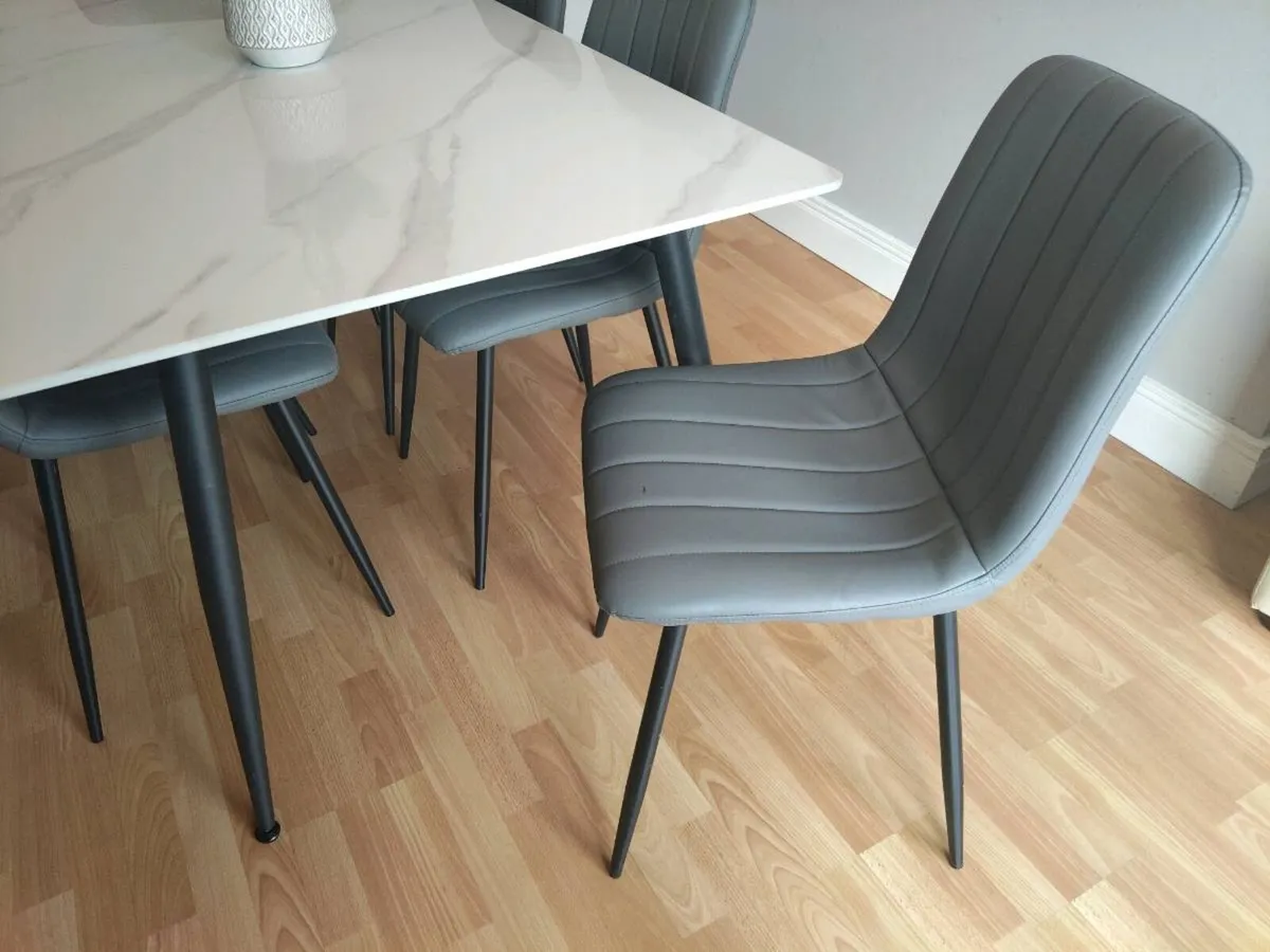 Kitchen table and chairs - Image 3