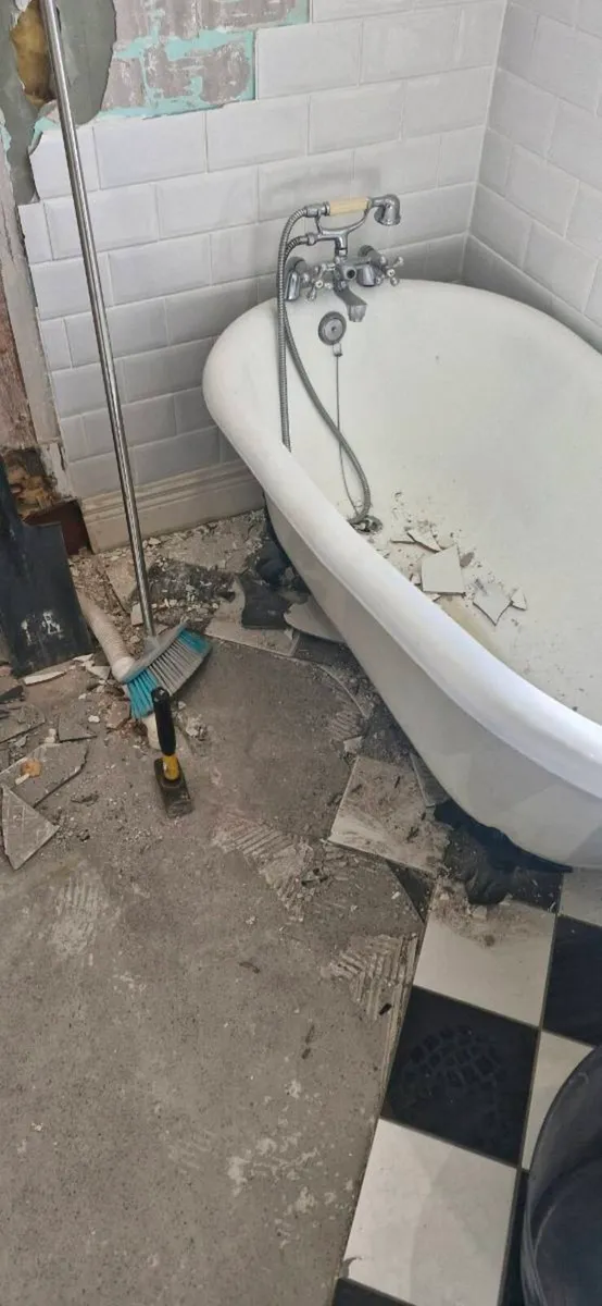 Cast Iron Free Standing Bath - Image 1