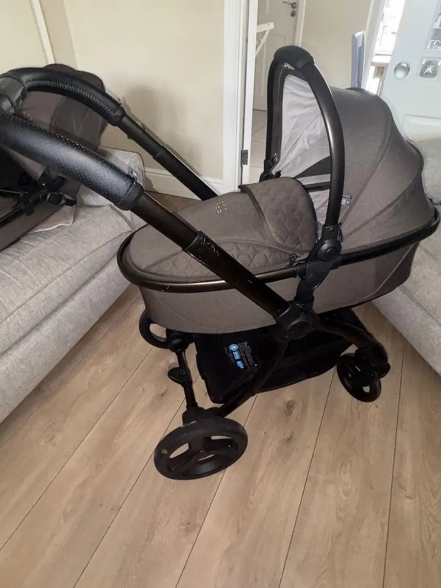 Egg 3 stroller and pram in chocolate - Image 1