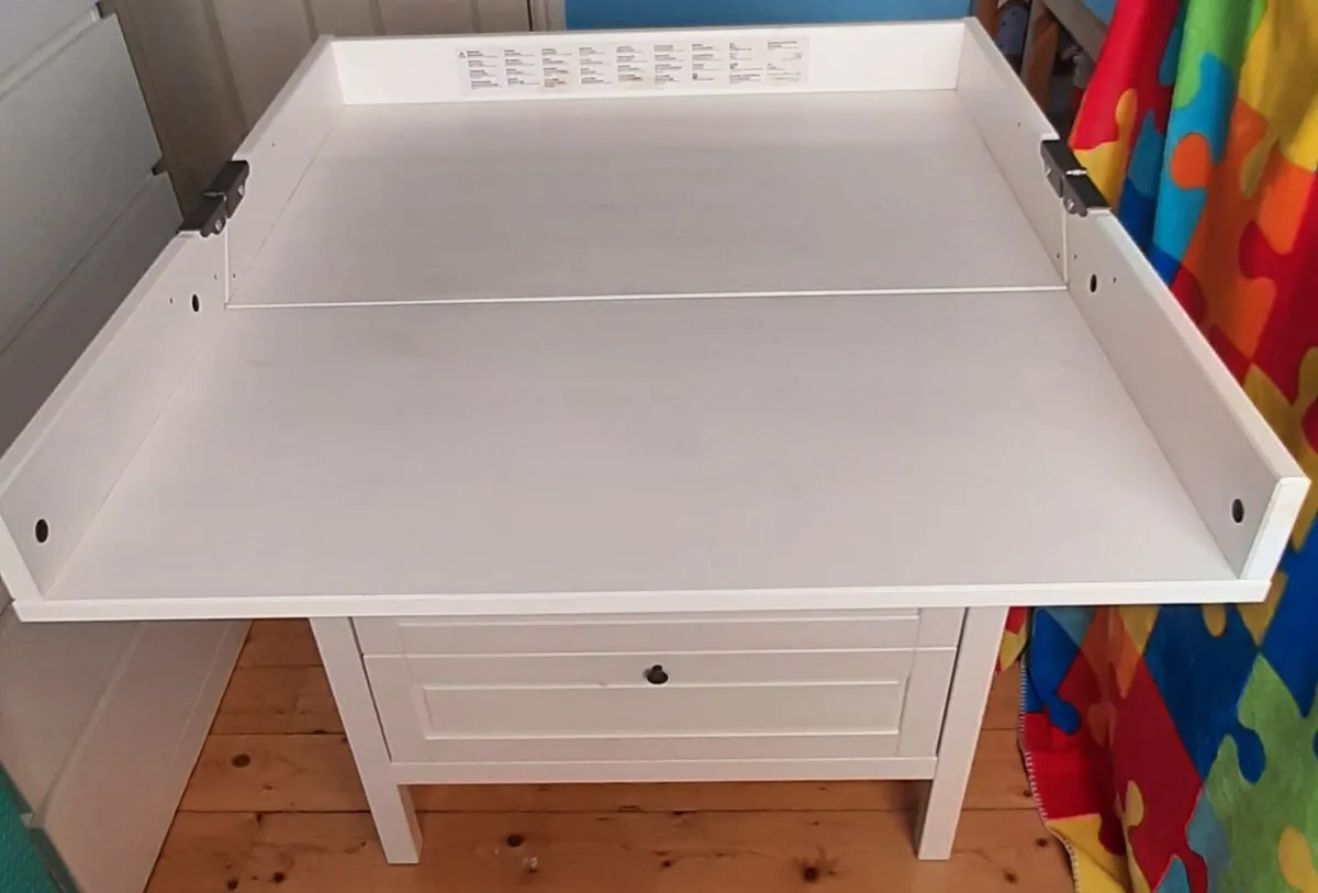 Baby changing table - Image 1