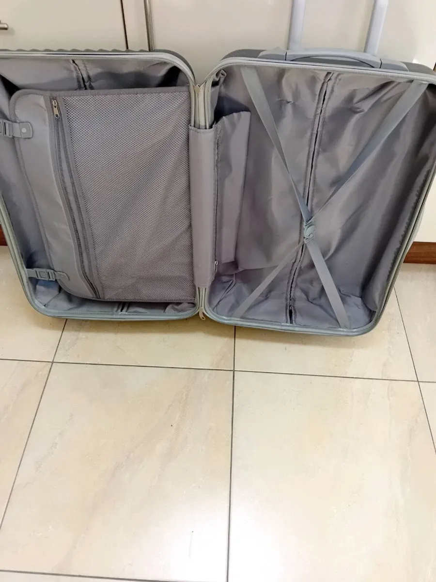 MEDIUM SIZE HARD TYPE SUITCASE 4 WHEELS - Image 2