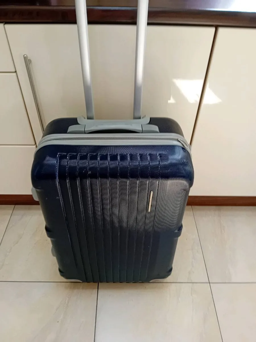MEDIUM SIZE HARD TYPE SUITCASE 4 WHEELS - Image 3