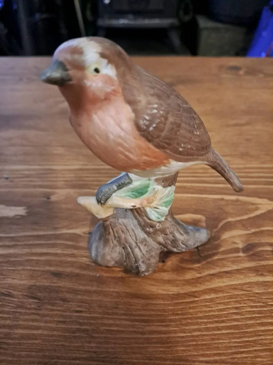 Vintage Style Ceramic Robin Bird Figurine - Image 1