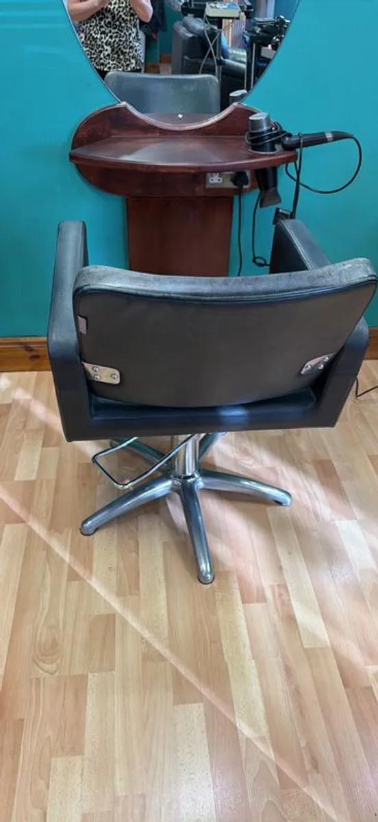 Hair salon chair - Image 2