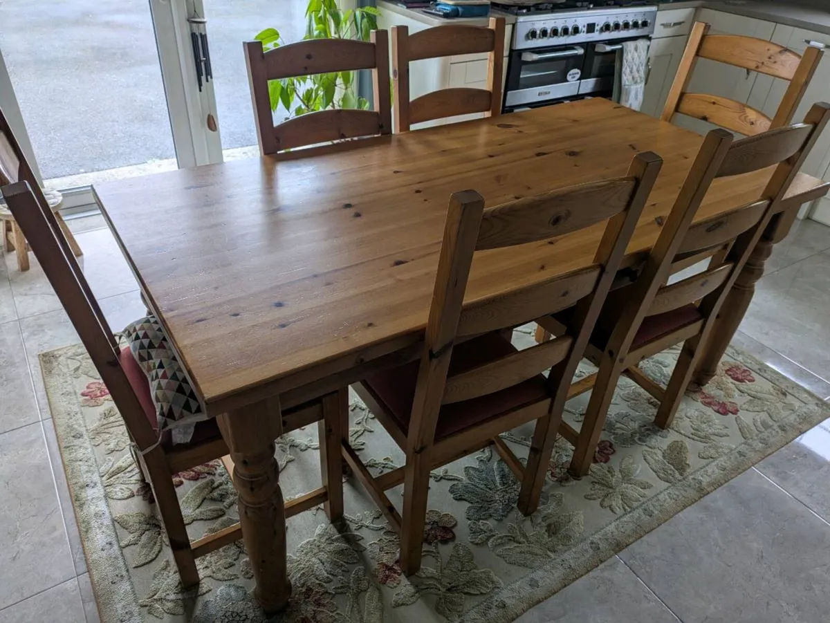 Kitchen table and chairs - Image 1
