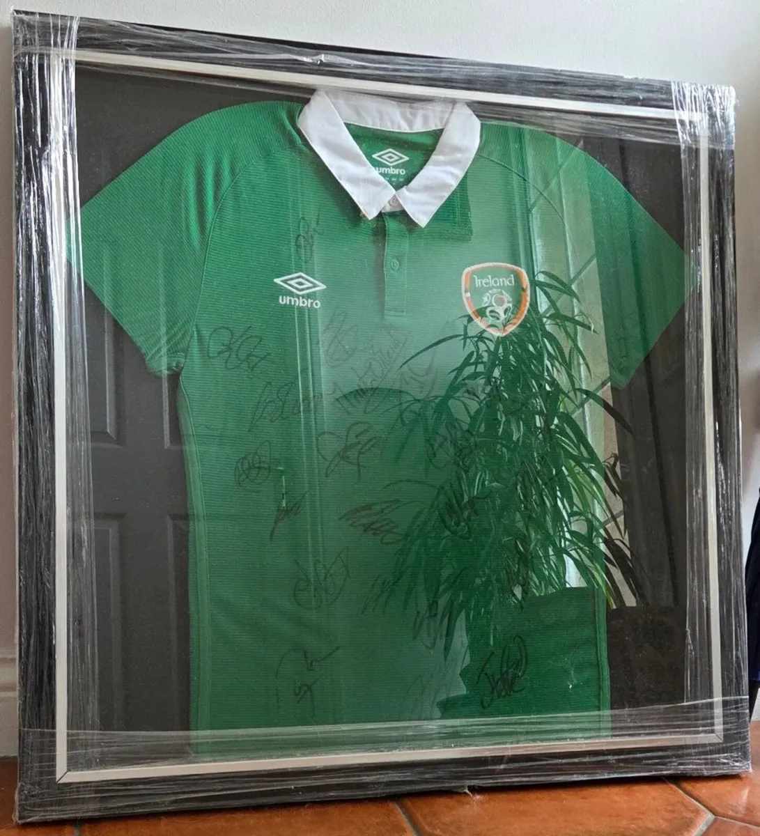 Signed Framed Ireland Euro 2016 Shirt - Image 2