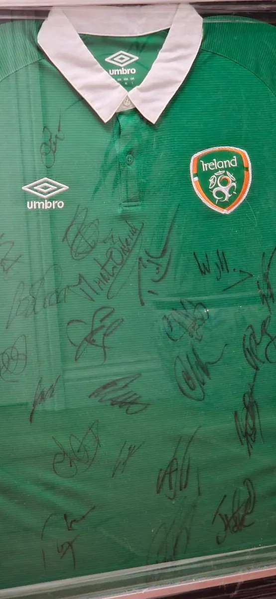 Signed Framed Ireland Euro 2016 Shirt - Image 3