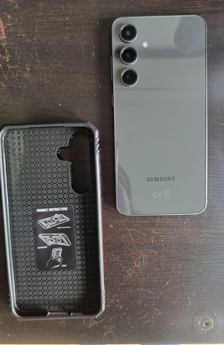 Samsung Galaxy S24 FE 5G, 128GB ,Black ,Like New - Image 3