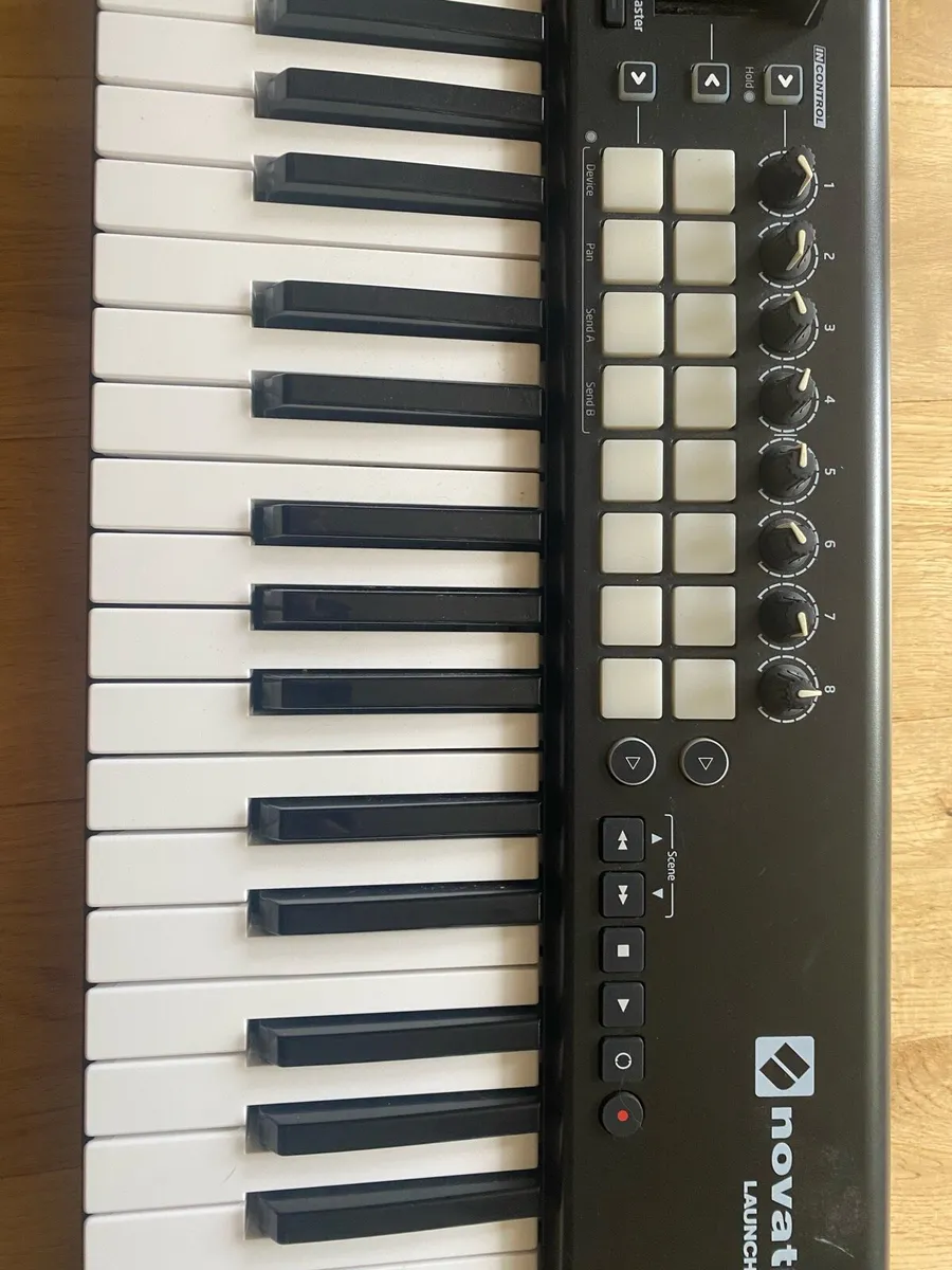 Novation LaunchKey 49 MK4 Synthesiser - Image 3