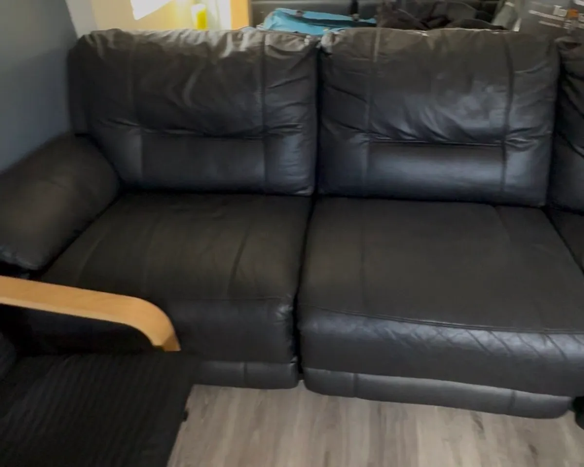 Leather big couch 6-7 seater - Image 3
