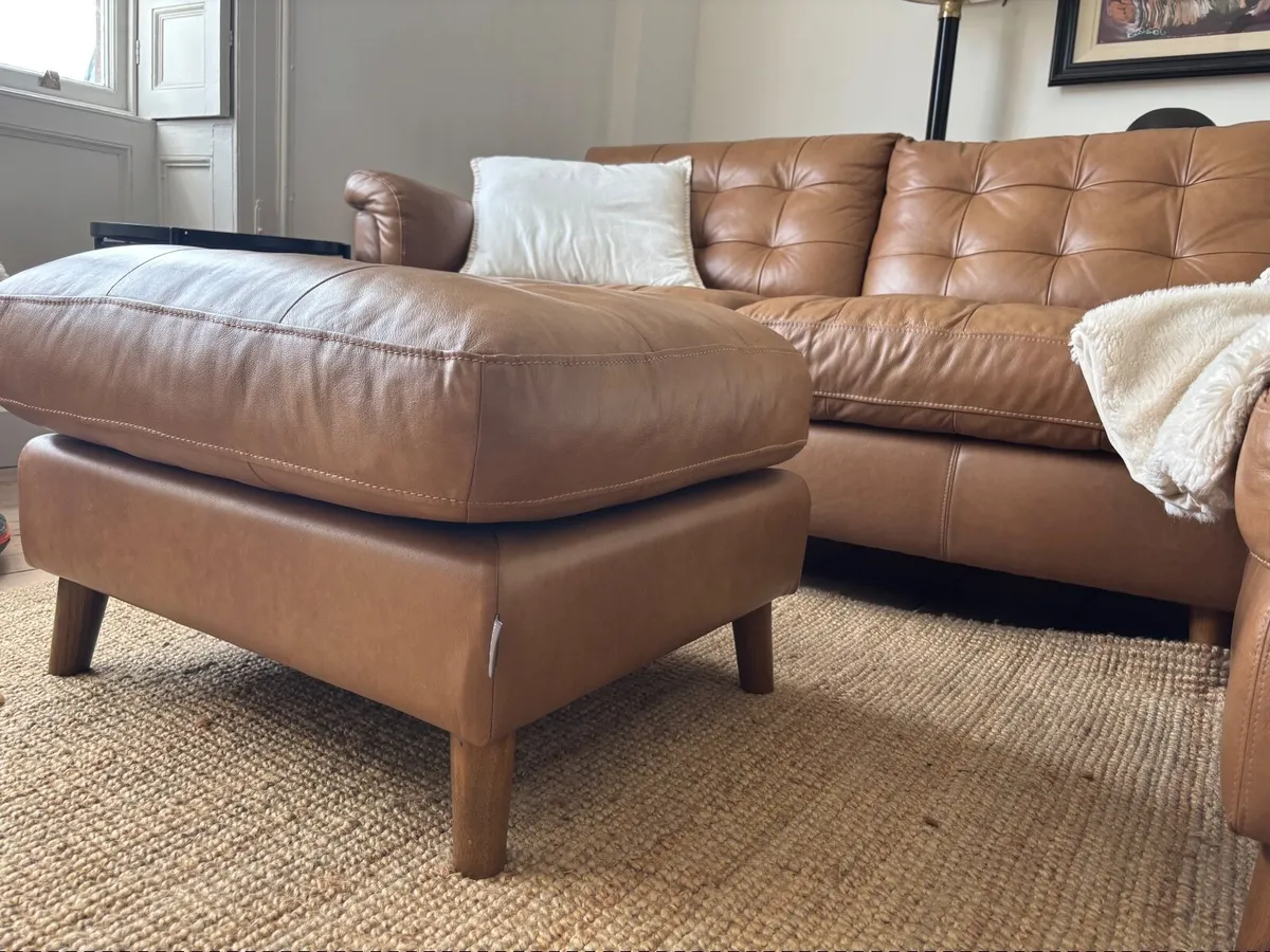 Casey’s Furniture 'Alexander & James Newmarket' Le - Image 4