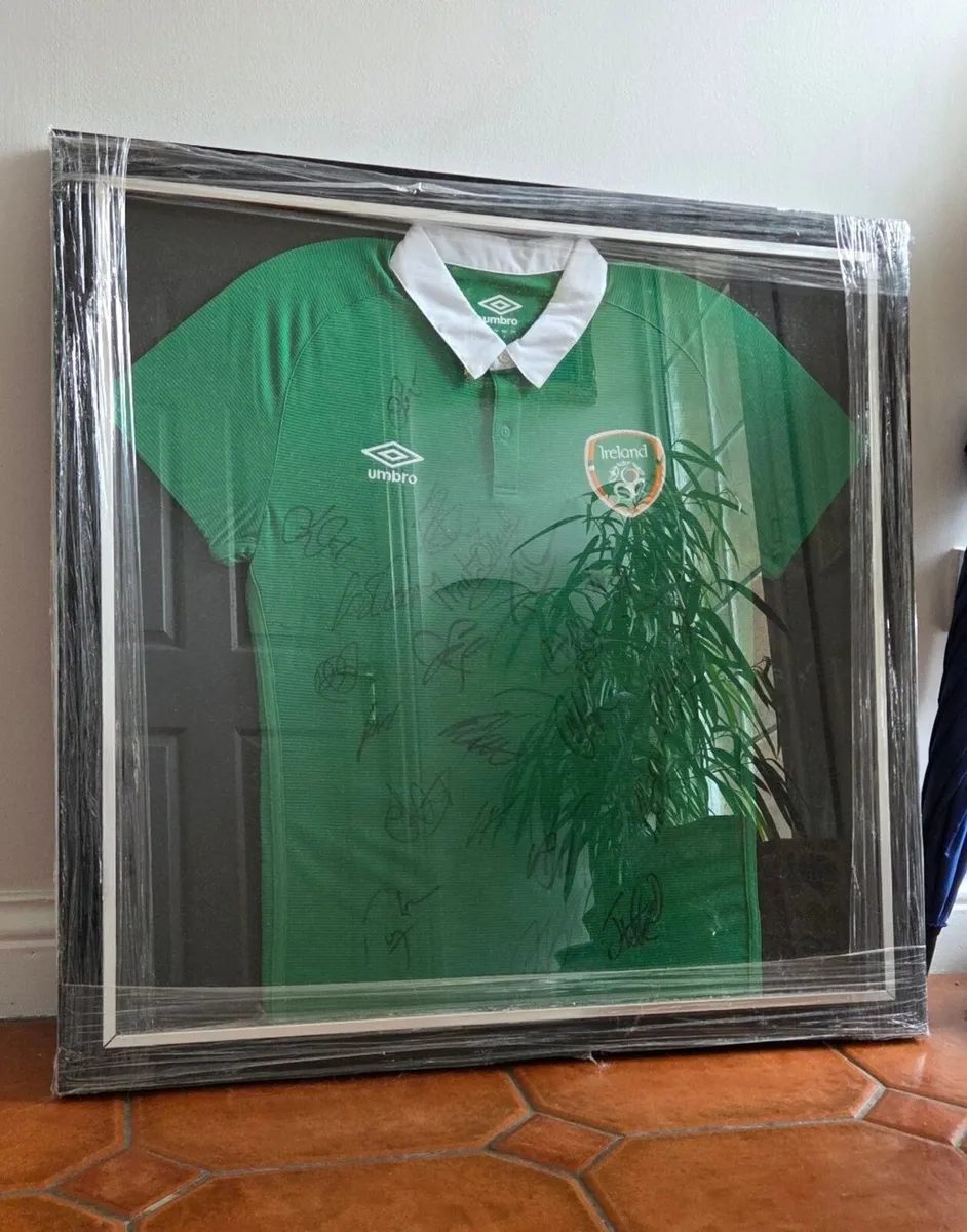 Signed Framed Ireland Euro 2016 Shirt - Image 1