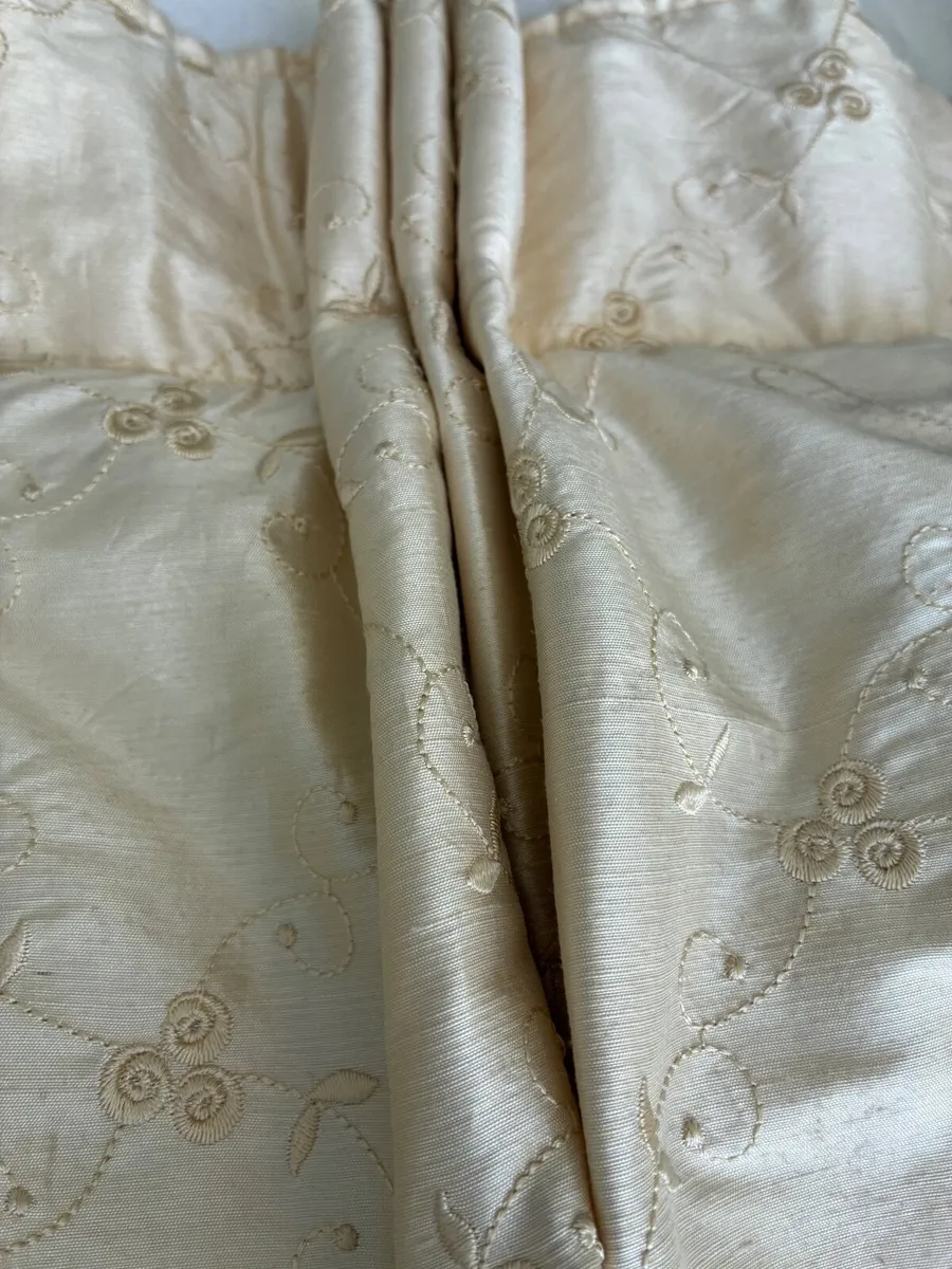 Curtain - Image 3