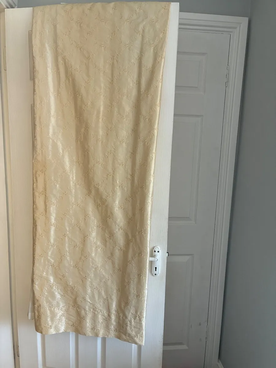 Curtain - Image 2