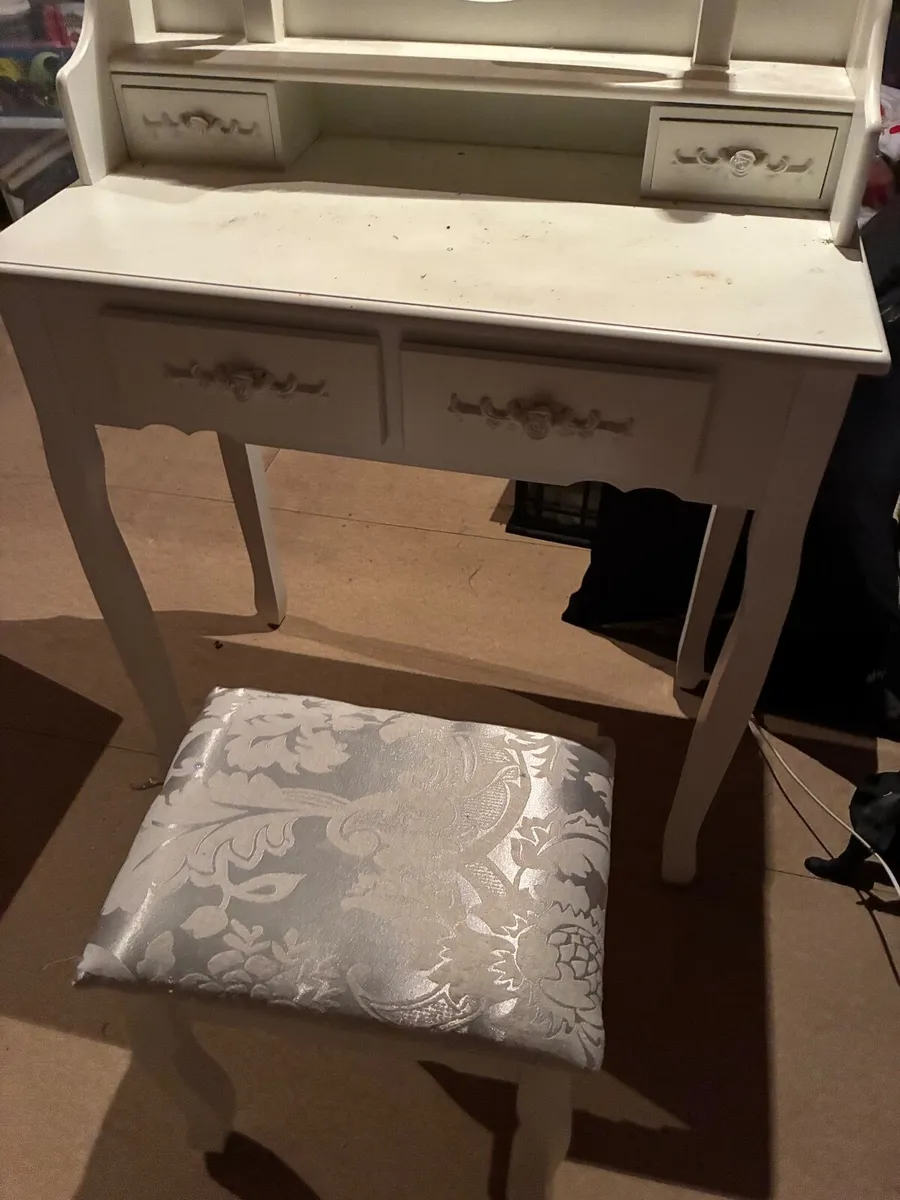 Small white dressing table with mirror and stool - Image 3