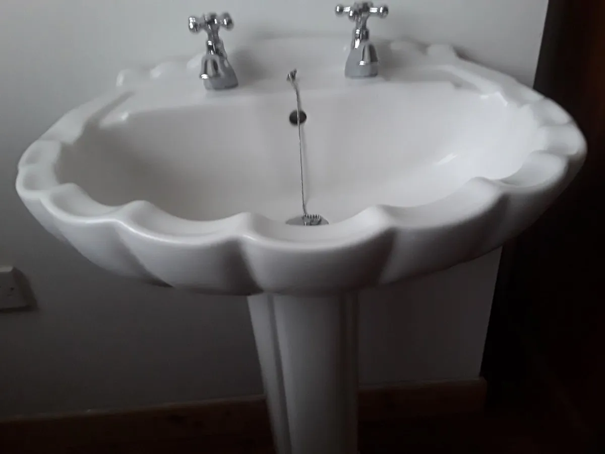 White vintage shell shape sink taps pedestal - Image 2