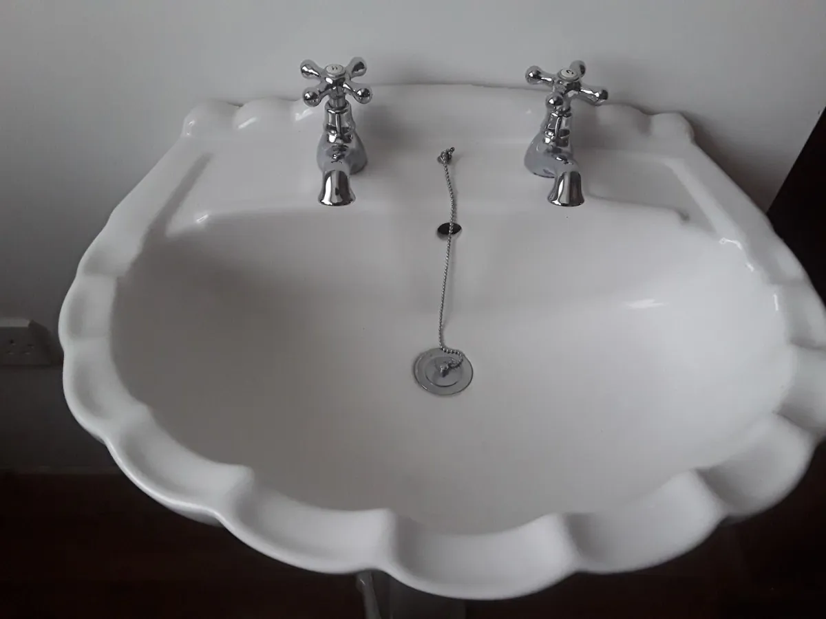 White vintage shell shape sink taps pedestal - Image 4