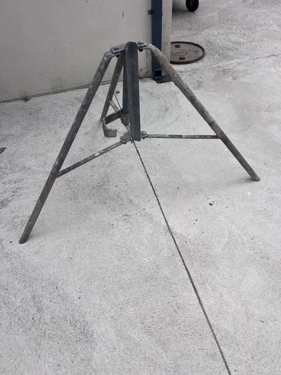 1m concrete skip, tripods for Acrow’s. Feet for ha - Image 2