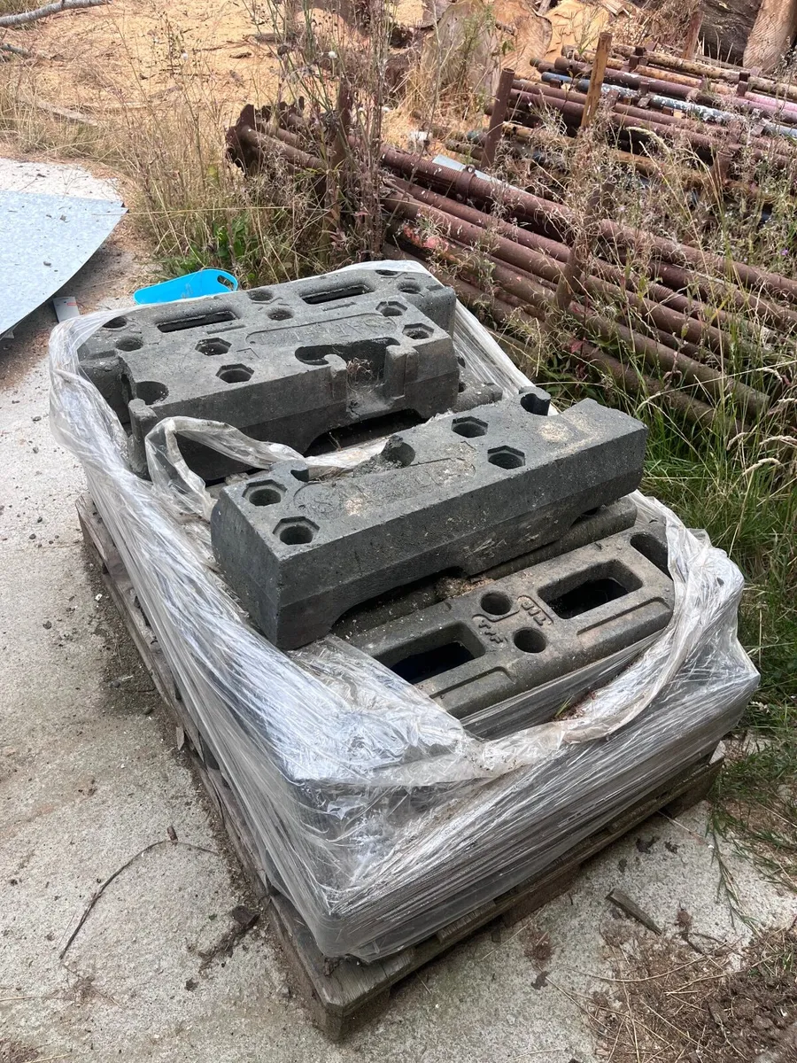1m concrete skip, tripods for Acrow’s. Feet for ha - Image 3