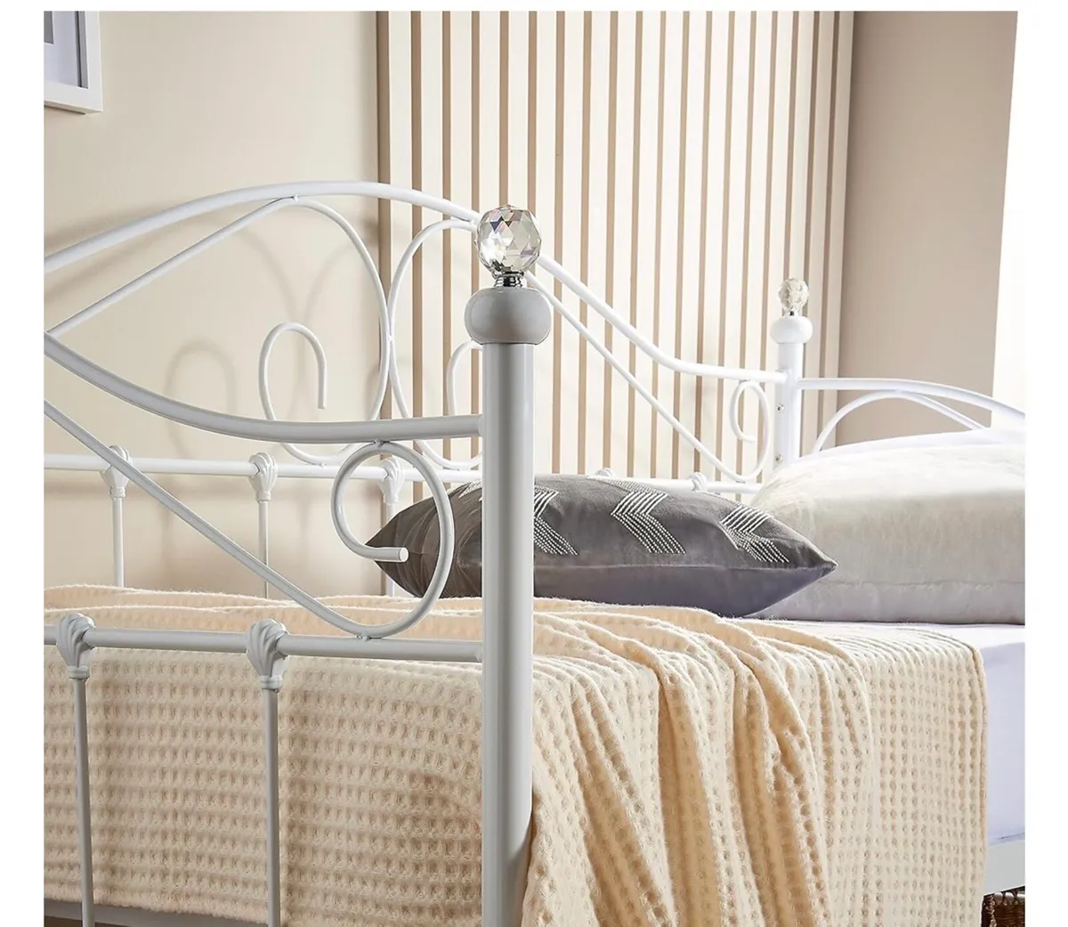 White metal frame Day Bed(Single) - Image 1