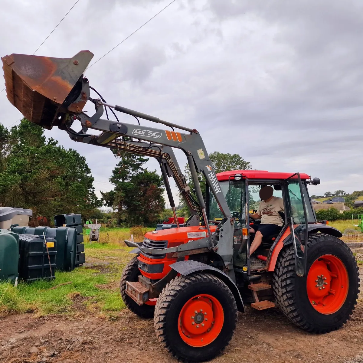Kubota ME8200 85hp Tractor 4 in 1 Loader - Image 1
