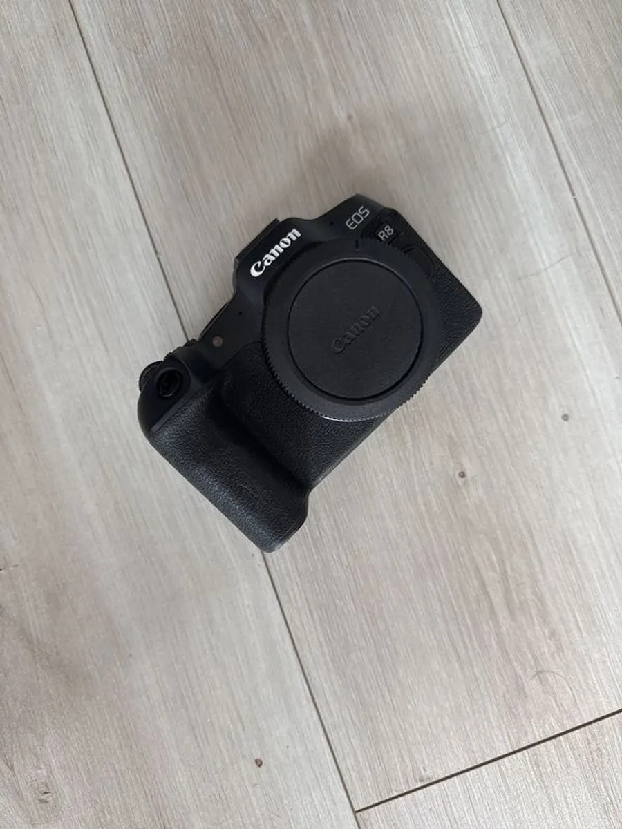Canon EOS R8 in great condition with low shutter count - Image 1