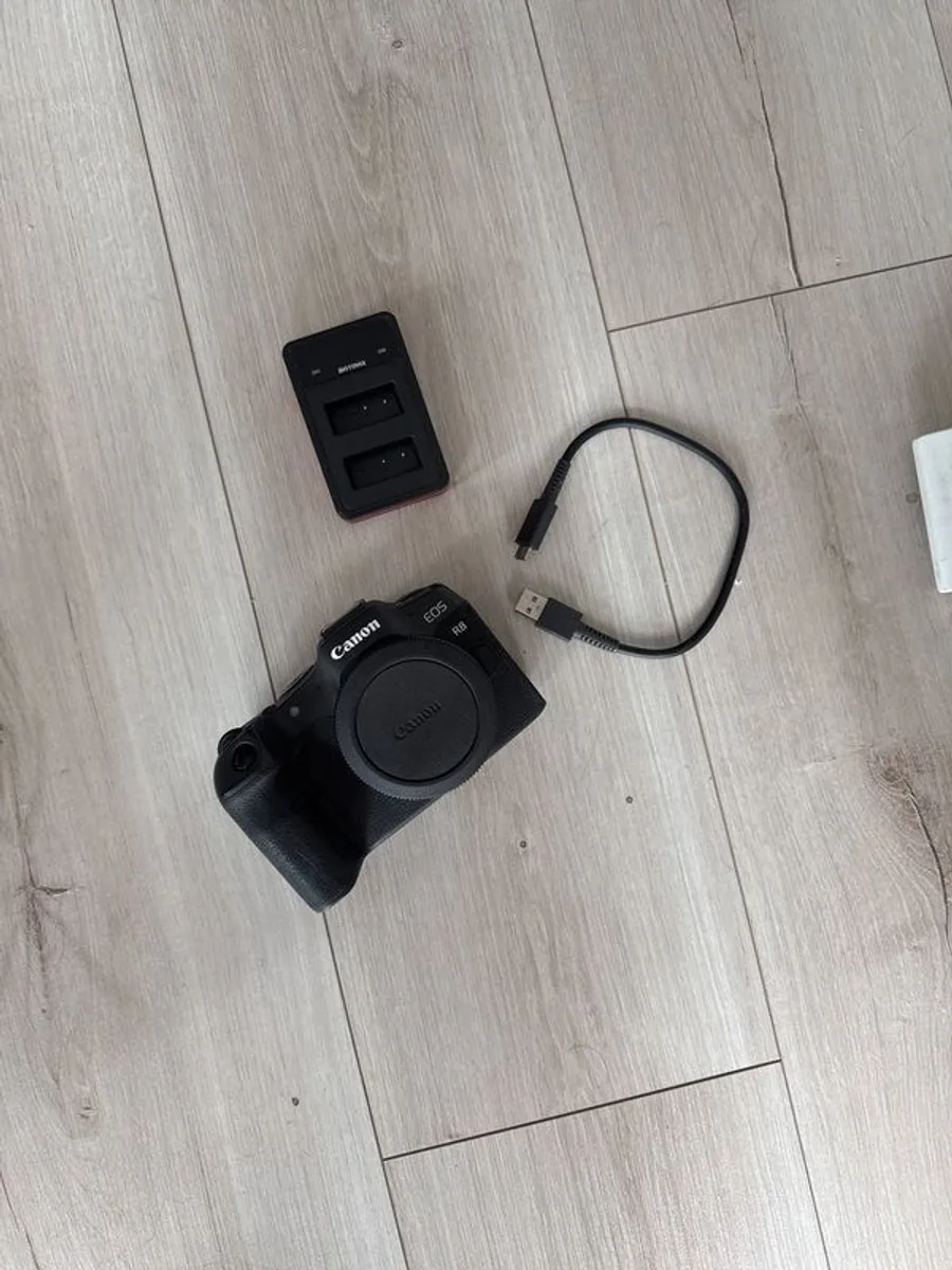 Canon EOS R8 in great condition with low shutter count - Image 2
