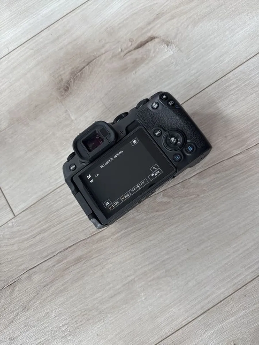 Canon EOS R8 in great condition with low shutter count - Image 3