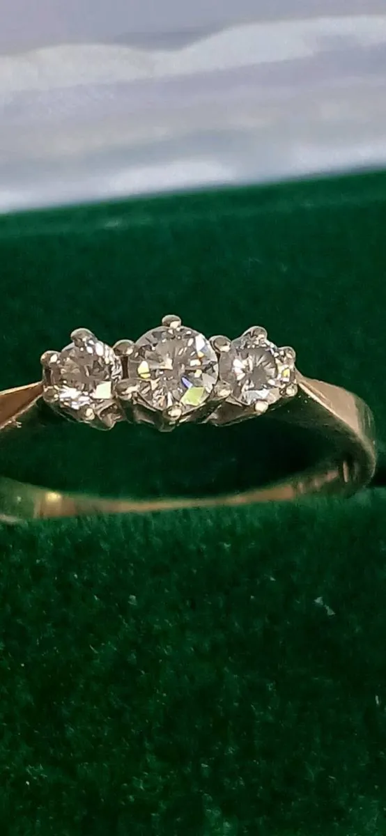 9ct gold diamond trilogy ring - Image 1