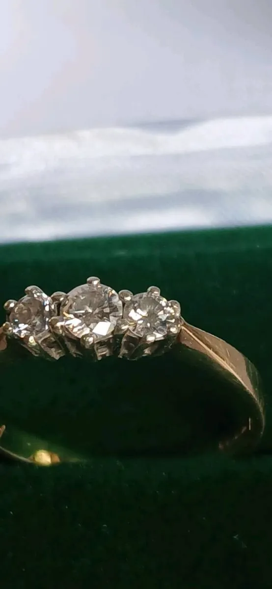 9ct gold diamond trilogy ring - Image 2