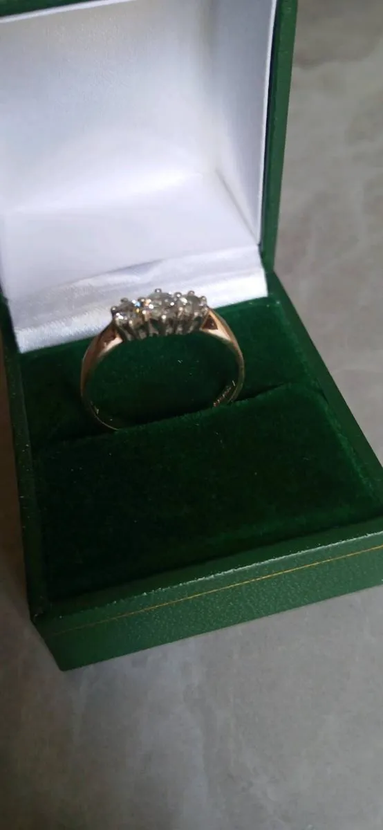 9ct gold diamond trilogy ring - Image 3