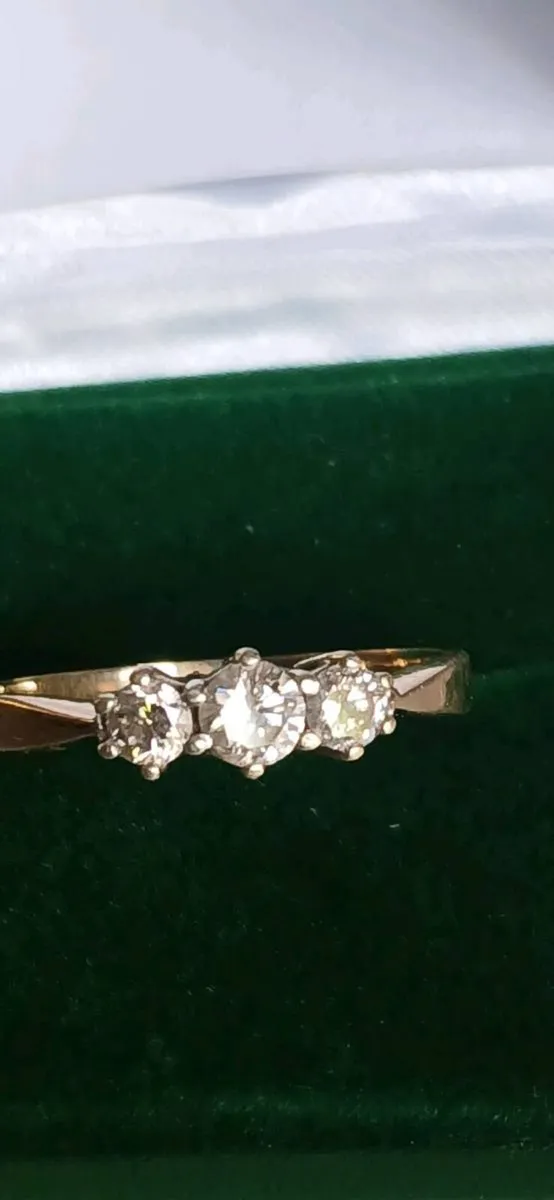 9ct gold diamond trilogy ring - Image 4