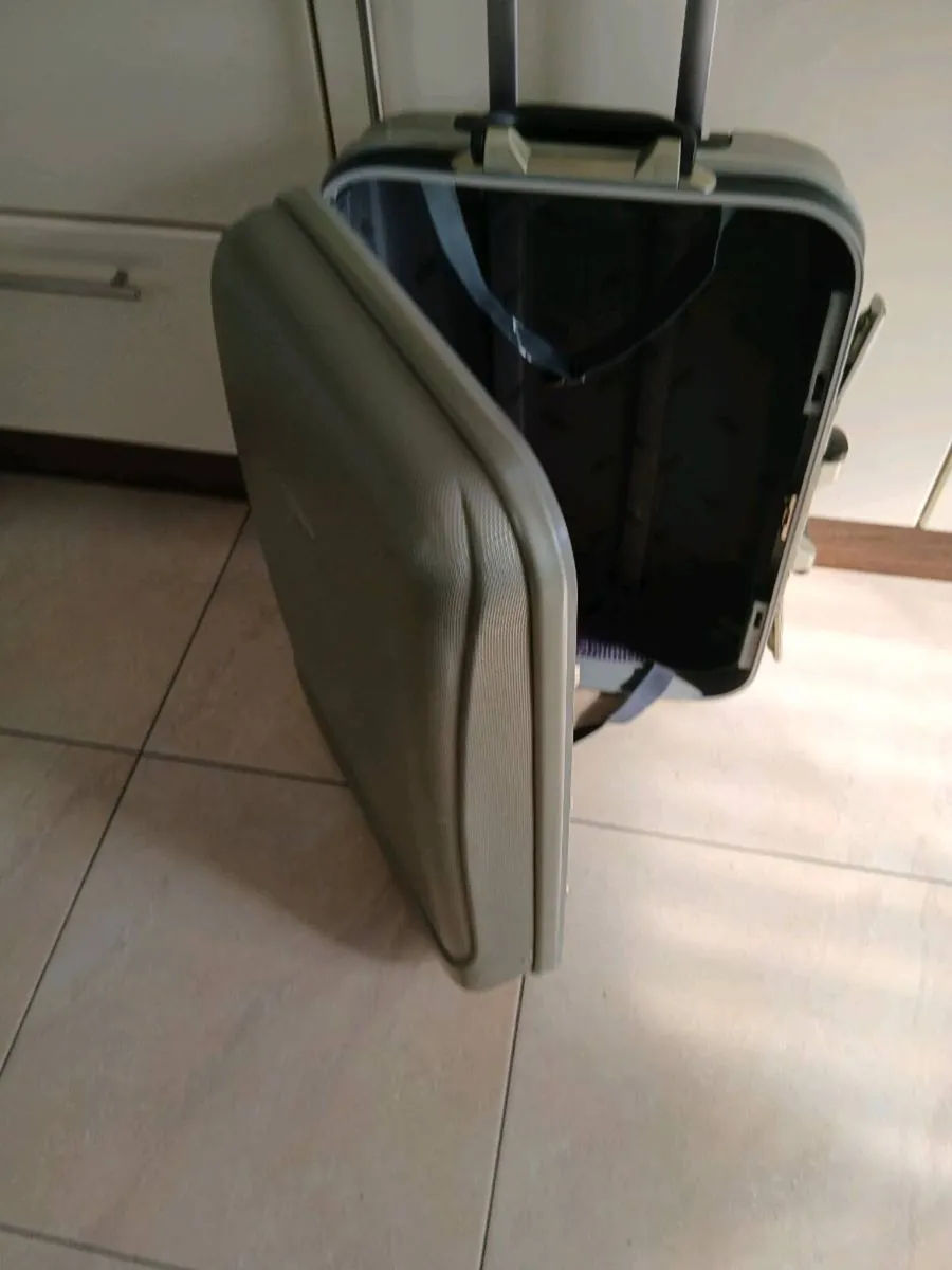 MEDIUM SIZE HARD TYPE SUITCASE  2 WHEELS - Image 1