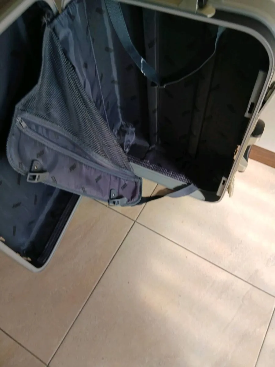MEDIUM SIZE HARD TYPE SUITCASE  2 WHEELS - Image 4