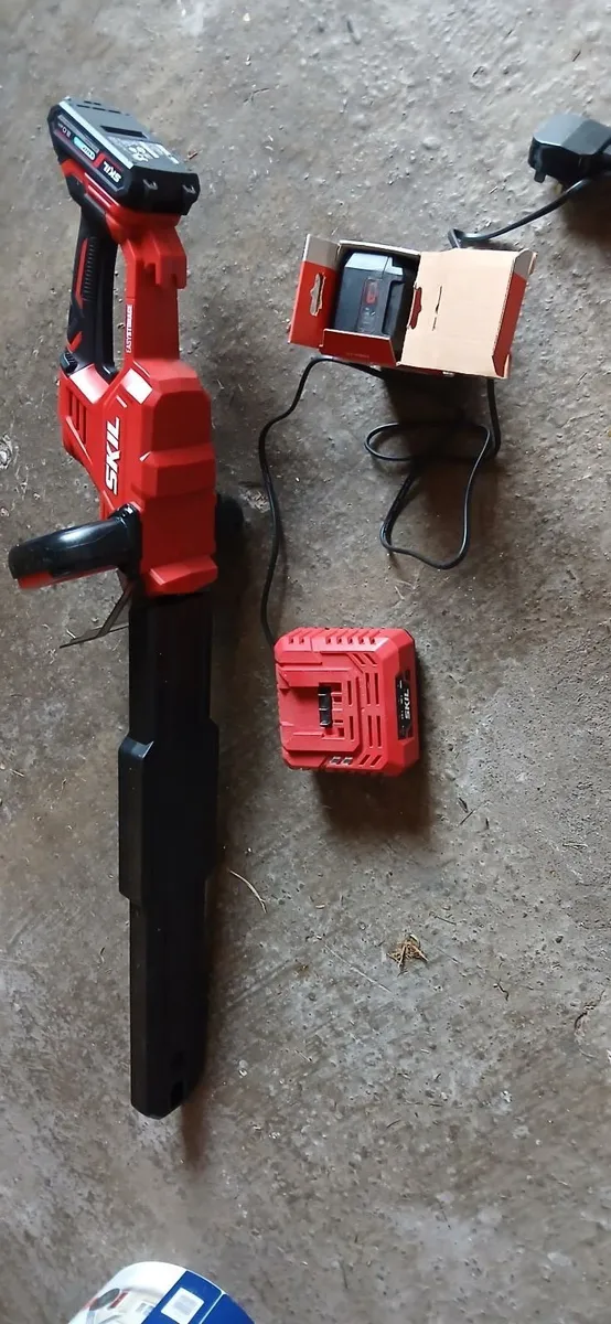 SKIL hedge trimmer and second battery - Image 3